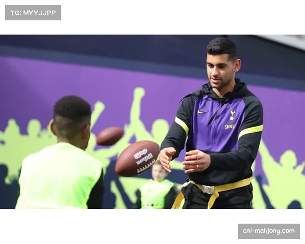 特写：大雨中的斯坦福桥，一位小球迷为C-罗梅罗的进球欢呼